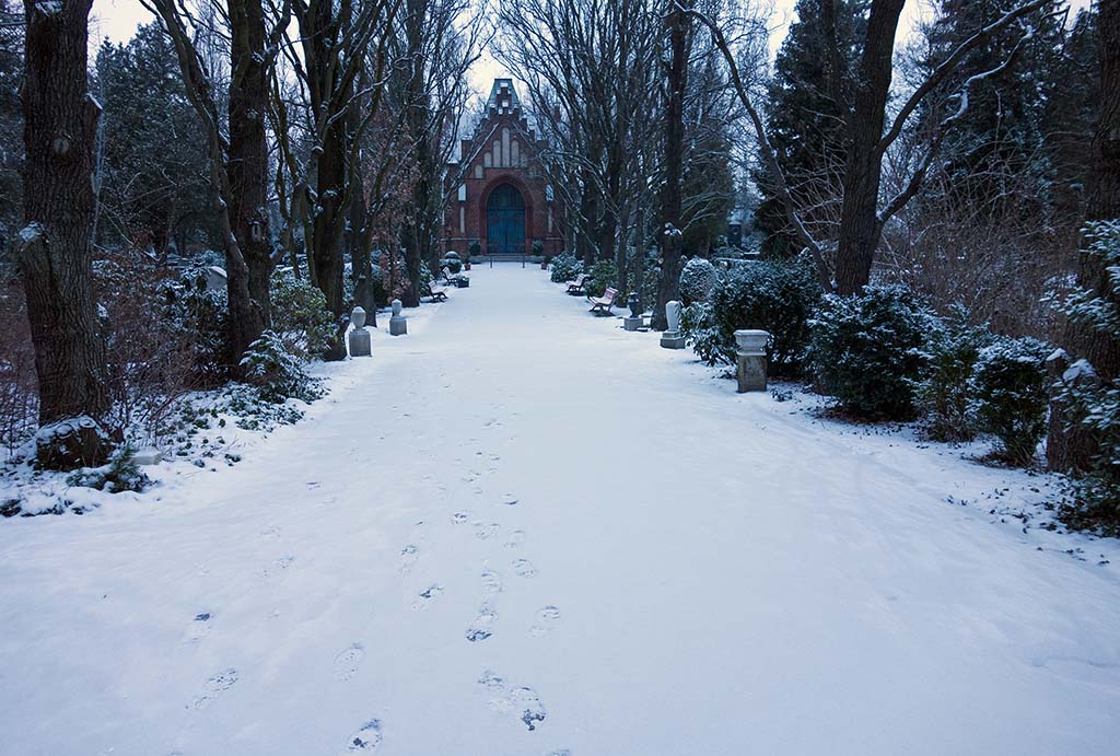 Schneebedeckter Weg zur Kapelle auf dem Friedhof Berlin-Grunewald