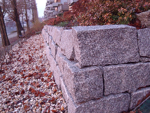 Natursteinmauer als Hangbefestigung