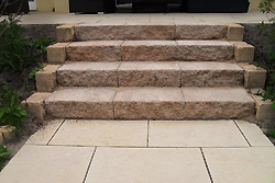 Neue Treppenanlage aus Betonstufen mit Natursteinvorsatz