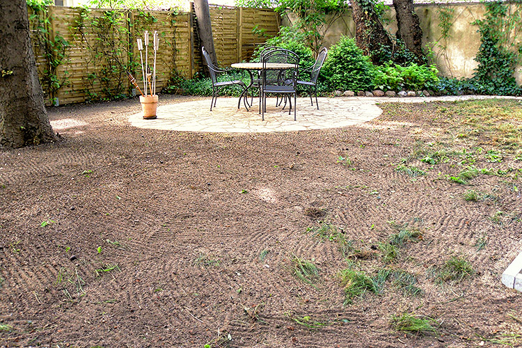 Garten nach der Grundpflege mit neuer Rasenfläche