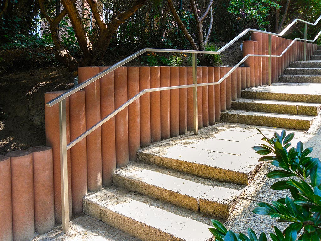 Treppenanlage mit seitlicher Wange aus Betonpalisaden