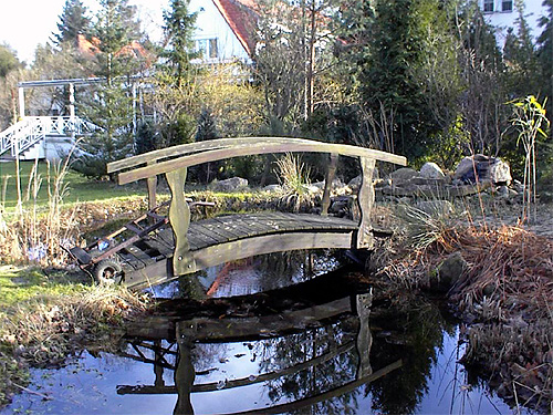 Holzbrücke über einen Teich